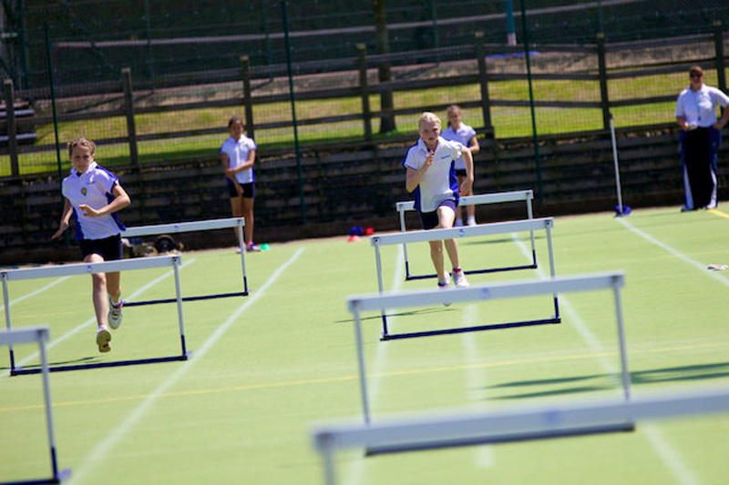 Спортивный лагерь бадминтон. Badminton School в Англии. Бадминтон в лагере. Бадминтон в британской школе. Бадминтон скул Бристоль.