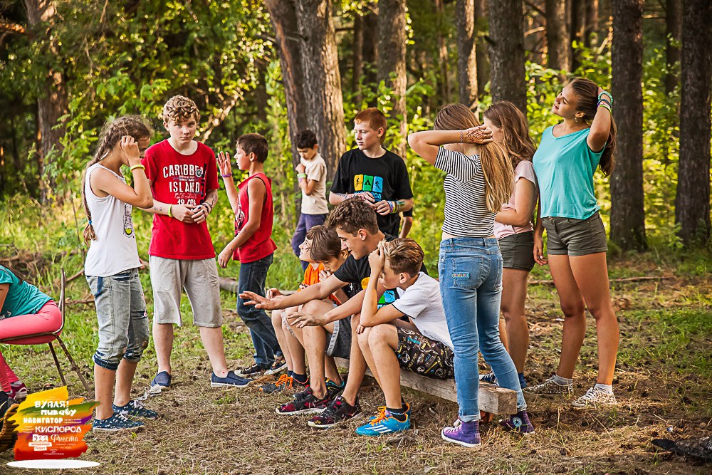 Подростки лето в москве. Лагерь отдыха для подростков. Подростки в детском лагере. Лагерь для подростков на лето. Активности в лагере.