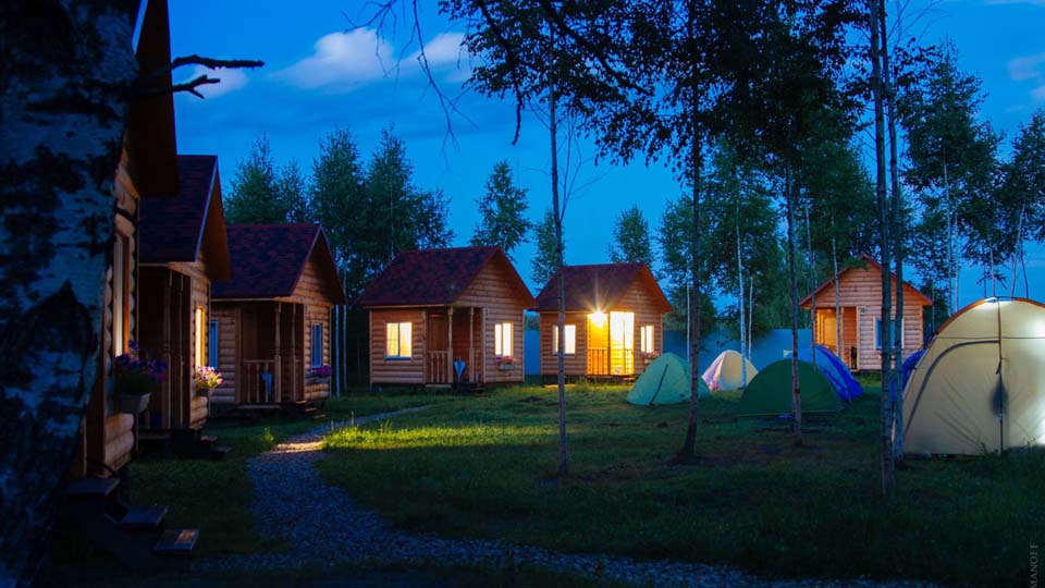 Дом 4 лагерь. Лагерь Рогово. Детский лагерь домики. Лагерные домики. Лагерь деревянные домики.