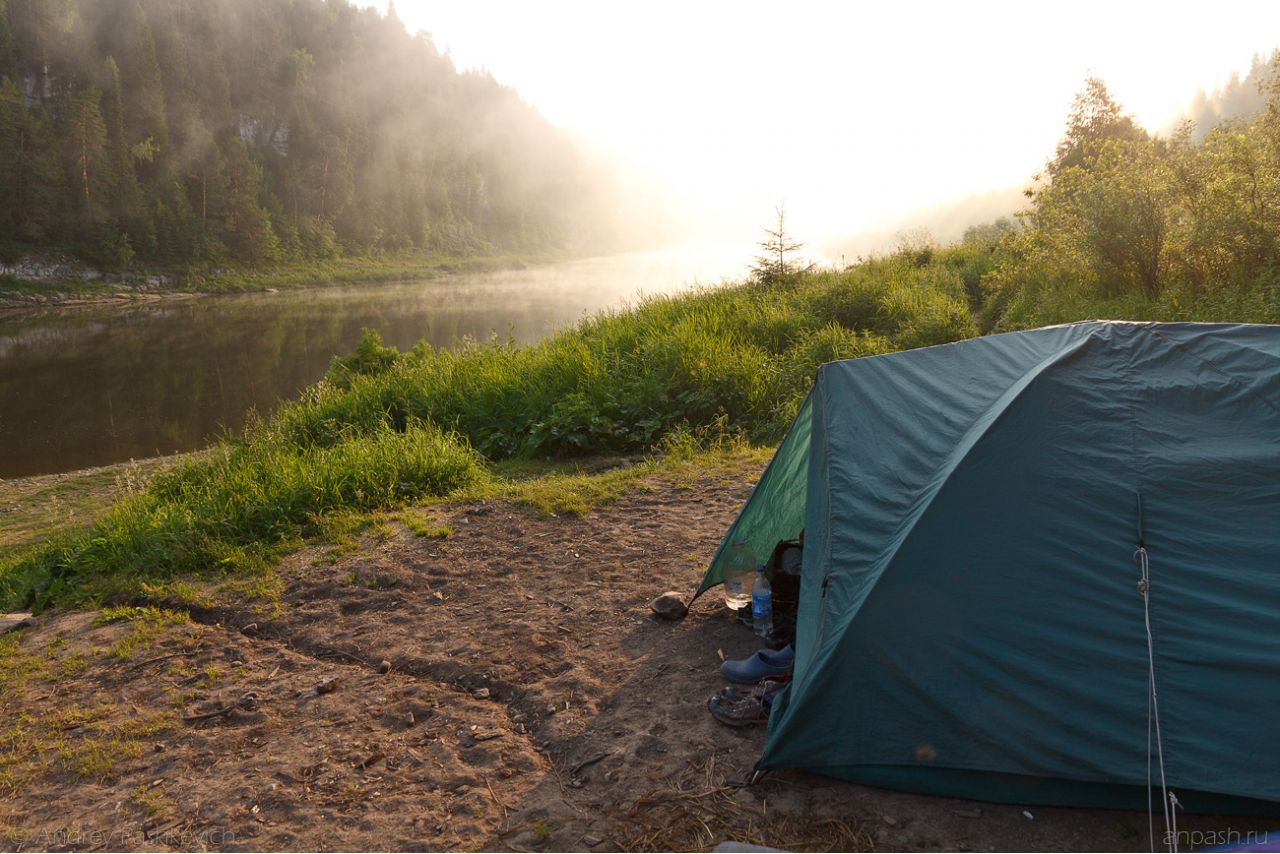 Camping river. Палатка на берегу реки. Поход с палатками. Палатка у речки. Туризм с палатками.